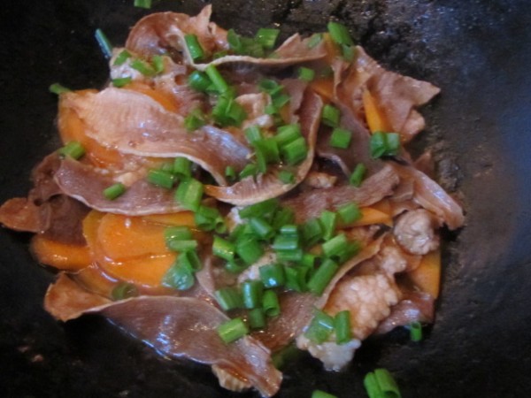 Stir-fried Magnolia Slices with Lean Pork recipe