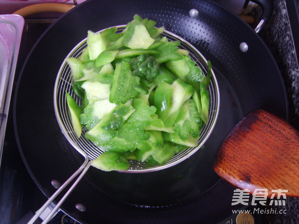 Stir-fried Bitter Gourd with Dace in Black Bean Sauce recipe