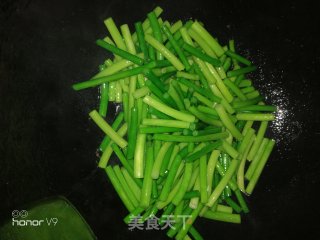 Fried Pork Ears with Spicy Garlic Moss recipe