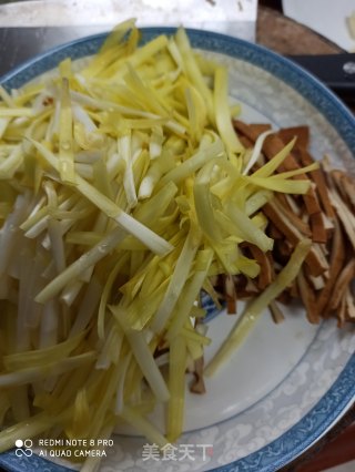 Stir-fried Dried Chives and Carrots with Tea recipe