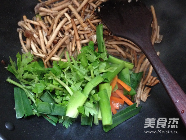 Stir-fried Tea Tree Mushroom recipe