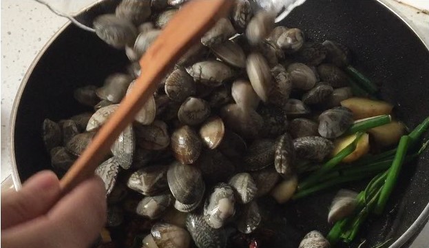 Jianghu Stir-fried Flower Clams recipe