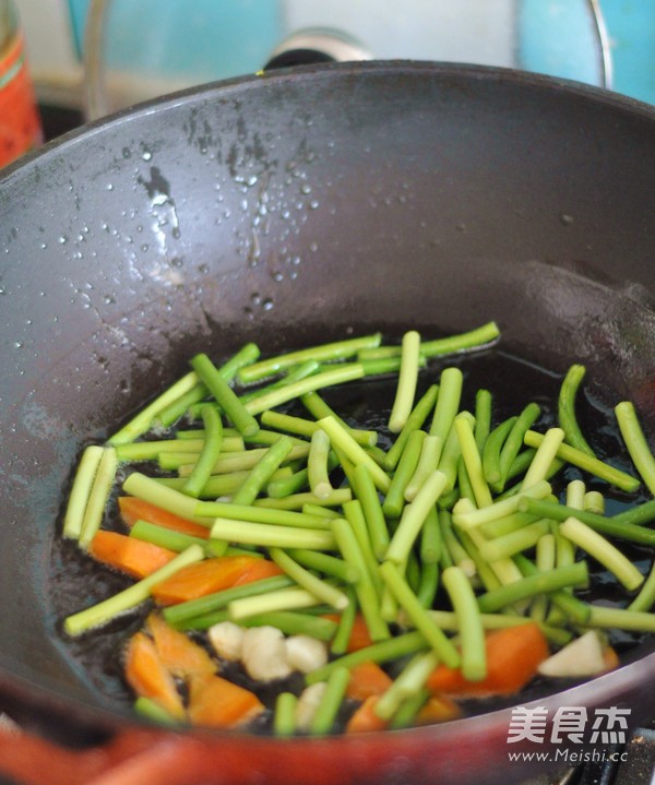 Sausage Fried with Garlic Moss recipe