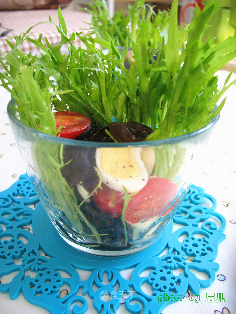 Bitter Chrysanthemum Salad with Vinaigrette