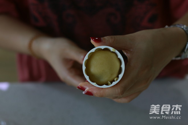 Cantonese-style Mooncake with Lotus Seed Paste and Egg Yolk (super Full Version) recipe
