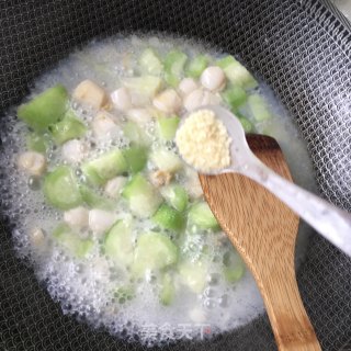 "runzao Soup" Loofah and Scallop Soup recipe