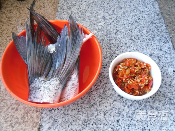 Grilled Fish Fins with Chopped Pepper recipe