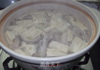 Pork Belly with Ginkgo Branch and Bamboo Pepper in Clay Pot recipe