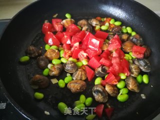 Fried Noodles with Clams and Tomatoes recipe