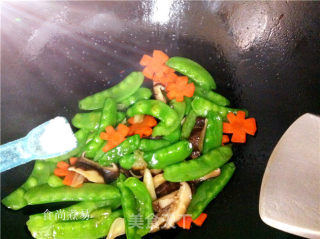 Winter Mushroom and Oyster Fragrant Snow Peas recipe