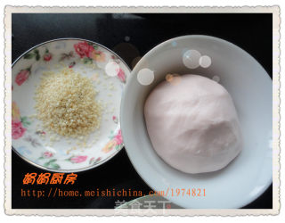 Strawberry Ice Cream Powder Flavor-red Bean Paste Hollow Sesame Ball recipe
