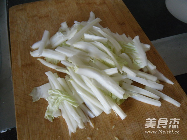 Stir-fried Cabbage Strips with Spinach Stem recipe