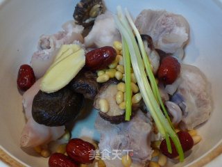 【mushrooms and Soybeans in Pot Pork Knuckles】enriching Qi, Replenishing Spleen and Bone recipe