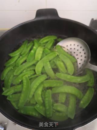 Fried Sausage with Snow Pea recipe