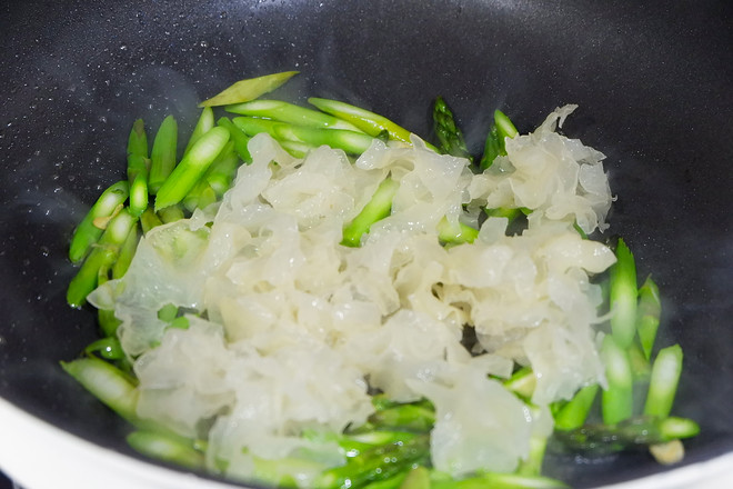 Stir-fried Tremella with Asparagus recipe