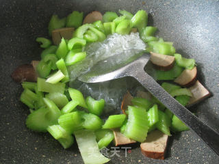 Stir-fried Vermicelli with Vegetarian Ham and Celery recipe