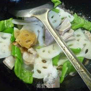 Stir-fried Lotus Root with Green Pepper Pork Belly recipe