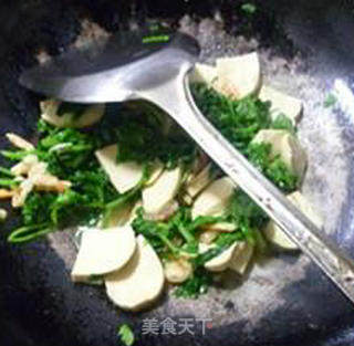 Stir-fried Small Vegetarian Chicken with Celery Leaves recipe