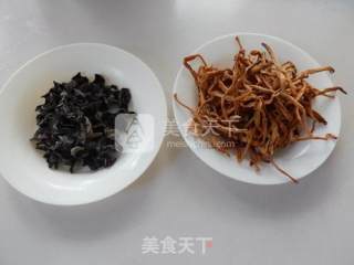 Golden Needle Vegetable Fungus Bone Soup recipe