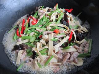 Braised Noodles with Celery and Fungus Meat recipe