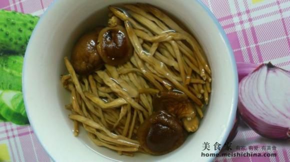 Stewed Dumplings with Mushrooms and Daylily recipe