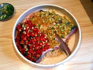 Sichuan and Hunan Famous Dish, Chopped Pepper Fish Head recipe