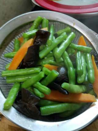 Stir-fried Black Fungus and String Beans with Tender Ginger recipe