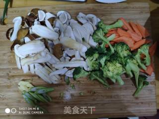 Stir-fried Broccoli with Agaricus and Carrots recipe