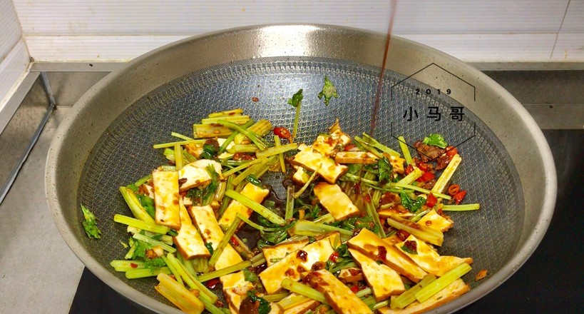 Stir-fried Xianggan with Celery recipe