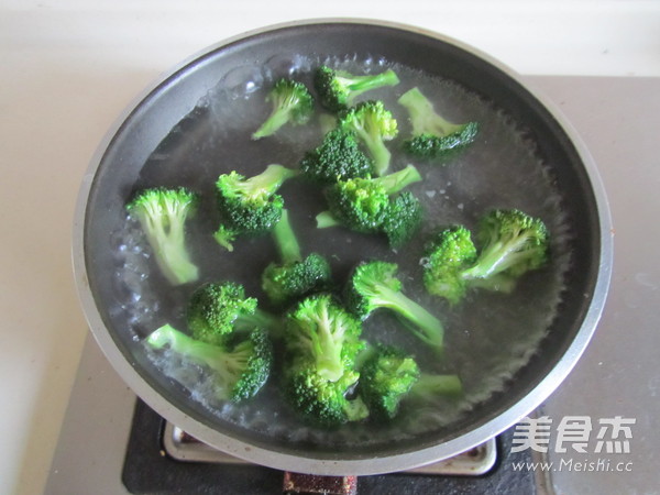 Stir-fried Broccoli with Seafood Mushrooms recipe