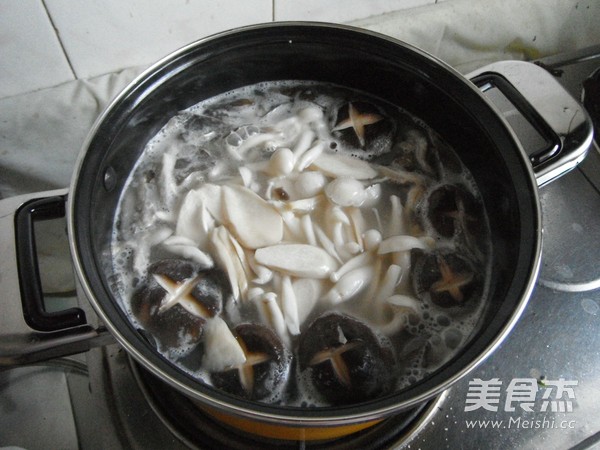 Mushroom Hot Pot in Thick Soup recipe