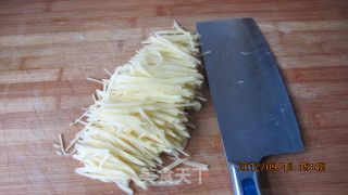 Stir-fried Potato Shreds with Coriander recipe