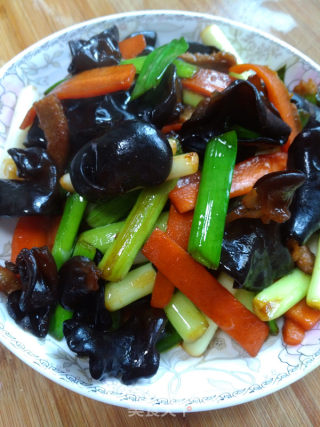 Fried Garlic Sprouts with Fungus recipe