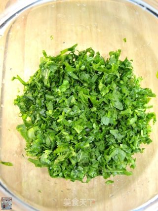 Griddle with Minced Pork and White Radish Leaves recipe