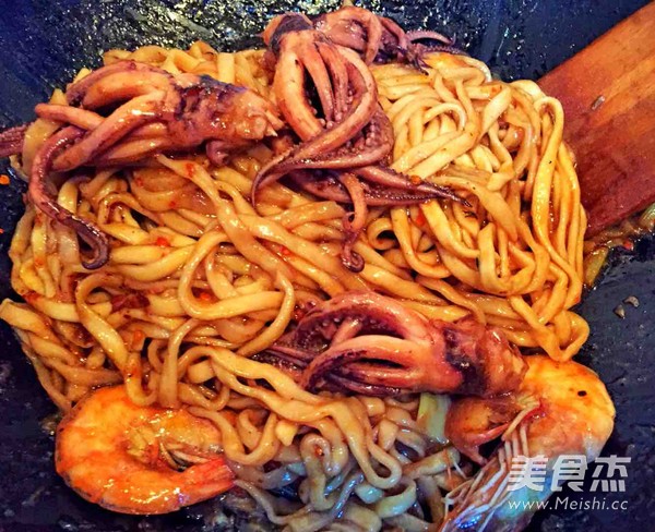 Seafood Braised Noodles recipe
