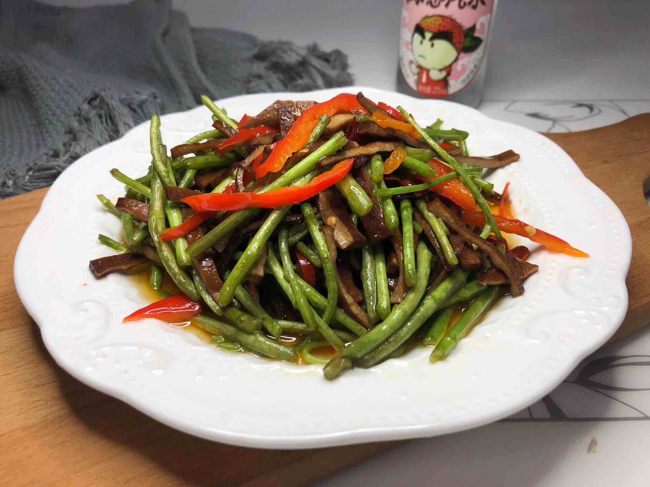 Stir-fried Wormwood with Fragrant Dry recipe