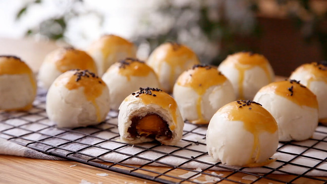 Start Making Egg Yolk Crisps from Fried Red Bean Paste (video) recipe
