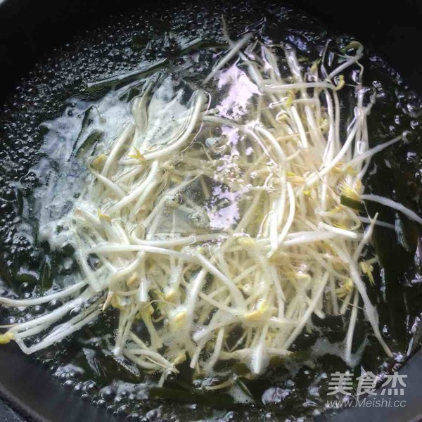 Bean Sprouts Mixed with Kelp recipe