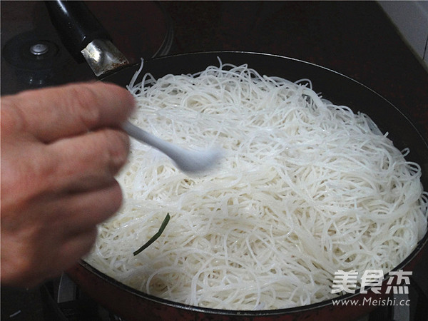 Fried Rice Noodles with Beans recipe