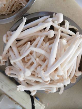 Stir-fried White Jade Mushroom with Fungus and Green Pepper recipe
