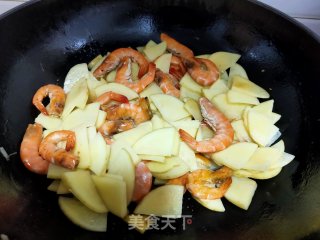 Fried Potato Chips with Green Shrimp recipe