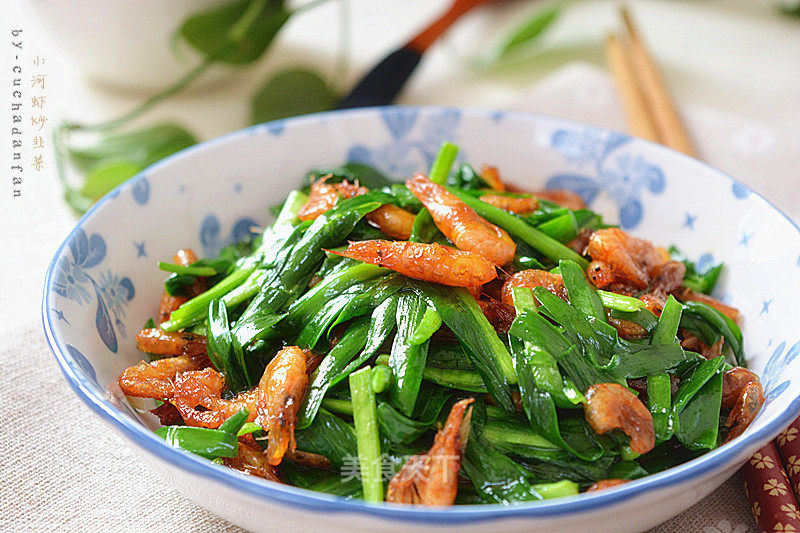 Fried Leek with Small River Prawns recipe