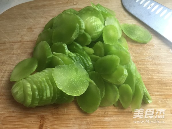 Scrambled Eggs with Black Fungus and Lettuce recipe