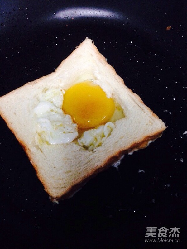 Pan-fried Eggs on Toast with Butter recipe
