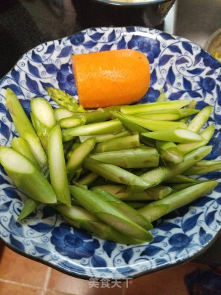 Stir-fried Asparagus with Fresh Lily recipe