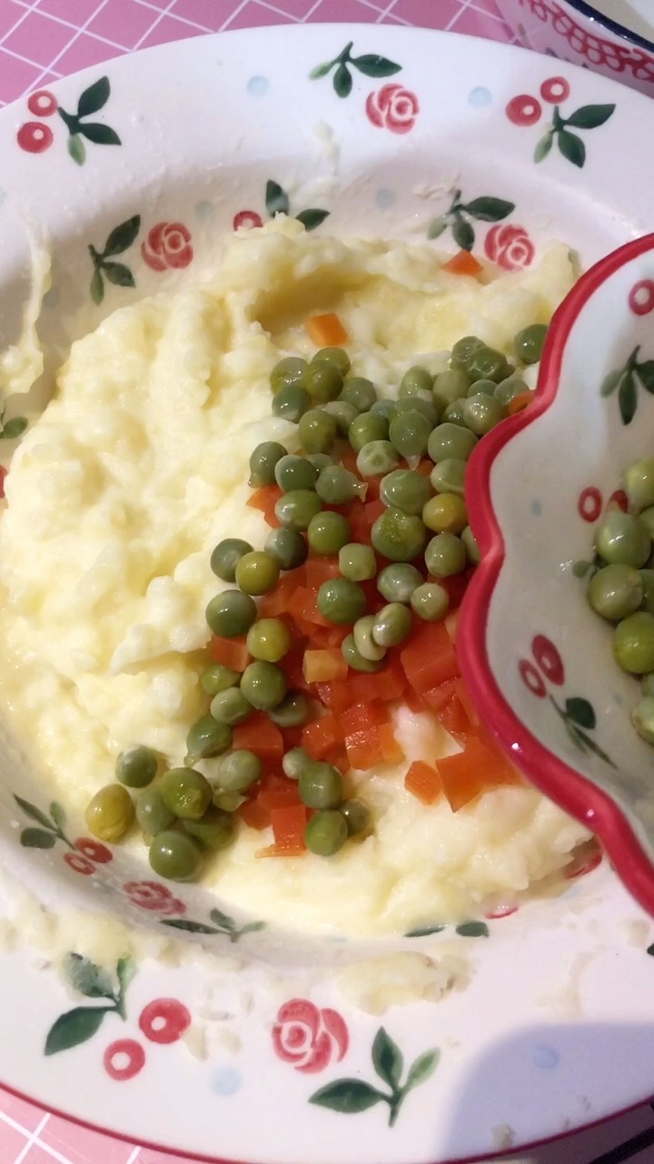 Mashed Potatoes with Milk Salt and Green Peas recipe