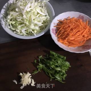 Stir-fried Green Peppers with Cabbage and Carrots recipe