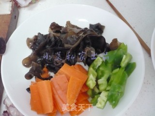 Stir-fried Chicken with Black Fungus and Mushroom recipe