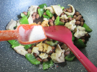 Fried Gluten with Light Pepper and Peanuts recipe