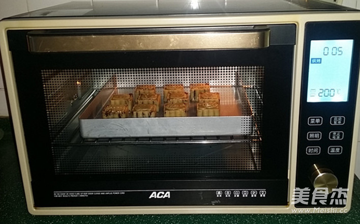 Cantonese Egg Yolk Mooncake recipe